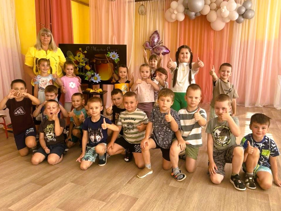 Сегодня, 14 августа, для детей старшей группы МБДОУ‑д/с № 27 «Чебурашка» прошло познавательное мероприятие — «Медовый Спас»..