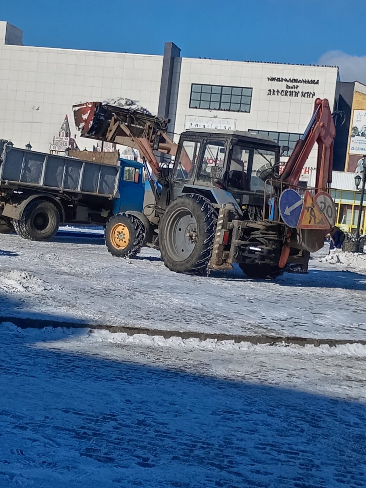 МУП «Торговые ряды» продолжают уборку снега на улицах города.