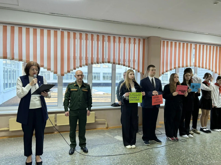 16 марта в МБОУ – CОШ № 7 им. А. С. Семенка состоялась тематическая линейка «Одна страна – одна история», посвящённая Дню воссоединения Крыма с Россией..